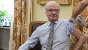 En esta imagen publicada por la corte real, el rey Carlos XVI Gustavo de Suecia está vacunado contra el COVID-19 en el castillo de Stenhammar el 15 de enero de 2021.&nbsp; &nbsp;