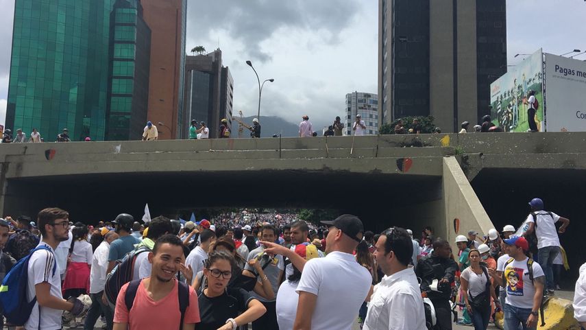 Parte de la marcha quedó atorada en el puente El Rosal.