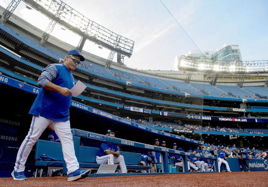 El entonces manager de los Azulejos de Toronto, John Gibbons, entra en el terreno para entrega las alineaciones de un juego ante los Astros de Houston, el 26 de septiembre de 2018&nbsp;