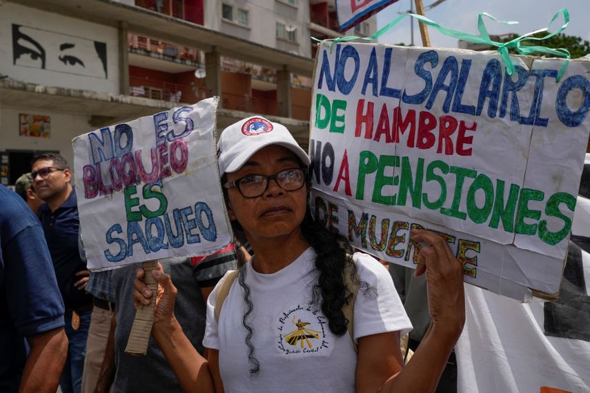 Una docente con carteles durante una protesta por mejores salarios y beneficios en Caracas, Venezuela, el lunes 18 de septiembre de 2023.&nbsp;