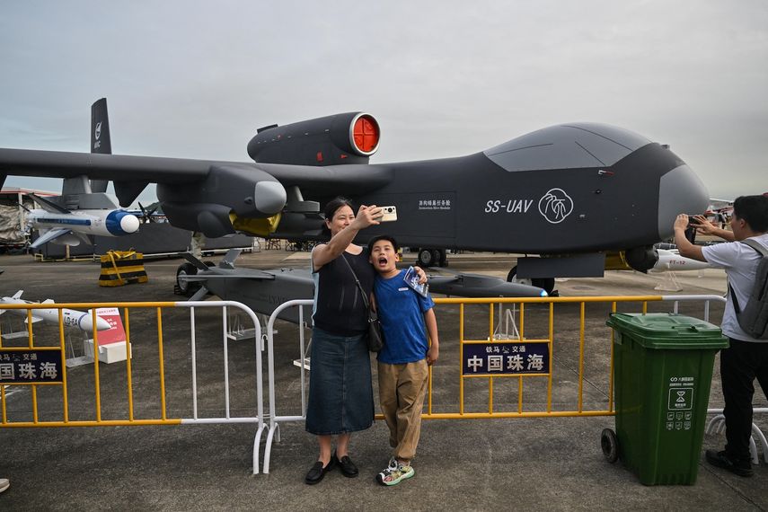 Una mujer se toma una selfie junto a un dron Jetank durante la 15.ª Exposición Internacional de Aviación y Aeroespacial de China en Zhuhai, provincia de Guangdong, sur de China, el 15 de noviembre de 2024.&nbsp;