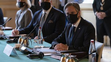 El secretario de Estado estadounidense Antony Blinken, derecha, se reúne con el ministro del Exterior francés Jean-Yves Le Drian en París, martes 5 de octubre de 2021.&nbsp;