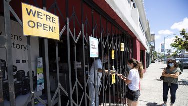 Dueños de negocios en el sur de la Florida se enfrentan a la escasa demanda tras una pandemia que ha socavado los bolsillos de los consumidores.