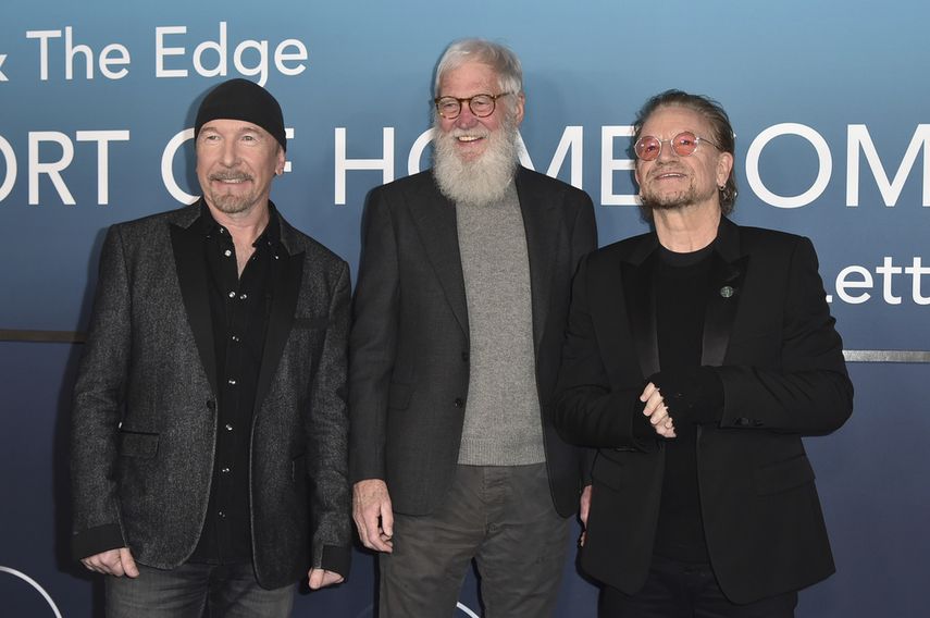 The Edge, David Letterman y Bono llegan al estreno de Bono & The Edge: A Sort of Homecoming, With Dave Letterman el miércoles 8 de marzo de 2023, en The Orpheum Theatre en Los Ángeles.