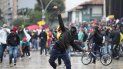 Un manifestante lanza una piedra a la policía en Bogotá, el miércoles 5 de mayo de 2021 (AP Foto/Fernando Vergara) Un manifestante lanza una piedra a la policía en Bogotá, el miércoles 5 de mayo de 2021 (AP Foto/Fernando Vergara)
