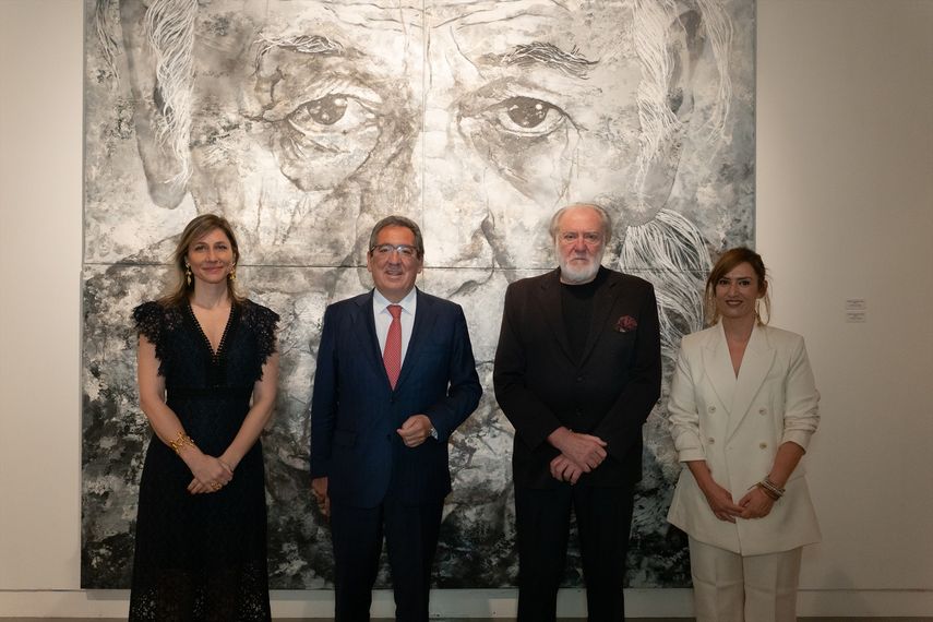 El presidente de la Fundación Cajasol, Antonio Pulido, la coordinadora Violeta Frank, la comisaria Reyes Abad Flores y el artista Eugenio Cuttica presentan la muestra Epifanías.