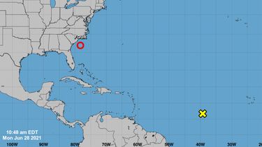 Esta imagen, que provee el Centro Nacional de Huracanes, recoge la posición de ambos fenómenos ciclónicos.