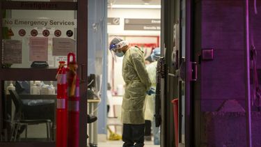 Un trabajador de salud en un centro de pruebas de COVID-19 en Toronto.