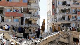 &nbsp;Víctimas del fuerte&nbsp;terremoto&nbsp;de 7,3 grados en la escala de Richter que asoló anoche la provincia de Kermanshah junto a soldados iranís permanecen junto a edificios dañados en la ciudad de Pole-Zahab (Irán), hoy 13 de noviembre de 2017.&nbsp;&nbsp;
