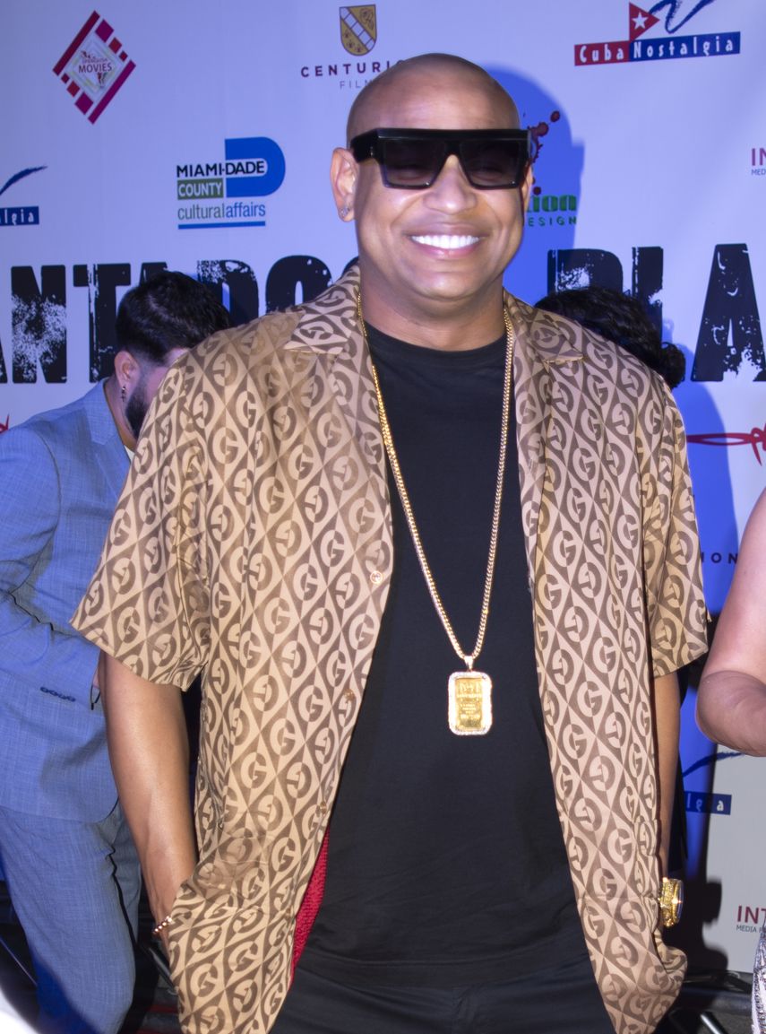 El cantante cubano Alexander Delgado, del dúo Gente de Zona, asiste al estreno en Miami de la película Plantados, del cineasta cubano Lilo Vilaplana.