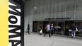Personas caminan frente a la entrada del Museo de Arte Moderno en Nueva York (MoMA), el 22 de abril de 2014. Un artista que participó desnudo en una retrospectiva de la artista Marina Abramovic en el museo presentó una demanda.