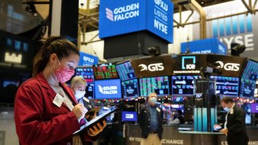 Agentes de la Bolsa de Nueva York trabajan en el piso de remates.