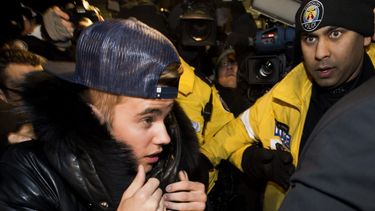El cantante canadiense Justin Bieber ingresa a la comisaría para entregarse a la policía de Toronto para enfrentar un cargo de agresión, el miércoles 29 de enero de 2014. (AP)