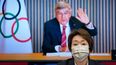 En esta foto del 28 de abril de 2021, el presidente del COI, Thomas Bach, en una pantalla saluda a la presidenta del comité organizadora de los Juegos de Tokio, Seiko Hashimoto, al comienzo de una reunión.