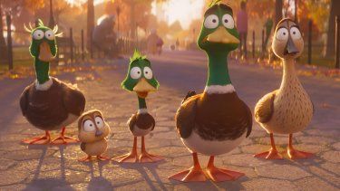 Migration nos presenta a una familia de patos conformada por el papá Mack (Kumail Nanjiani), la mamá Pam (Elizabeth Banks), el adolescente Dax (Caspar Jennings), la pequeña Gwen (Tresi Gazal) y el Tío Dan (Danny DeVito).