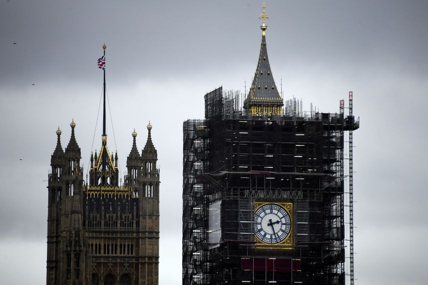 La Torre Victoria (izq) y la Torre Elizabeth con el Big Ben, en Londres, el 1 de noviembre del 2019.&nbsp;
