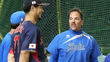 El lanzador de Japón, Yu Darvish (izquierda), y el mánager de Italia, Mike Piazza, hablan durante un entrenamiento en el Dome de Tokio, el 15 de marzo de 2023.
