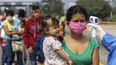 Empleados del Secretario de Salud toman la temperatura de los venezolanos que regresan desde Colombia, como medida preventiva contra la propagación del coronavirus -COVID19- en el Puente Internacional Simón Boliviar, en Cúcuta.&nbsp; &nbsp;
