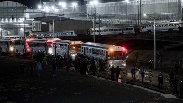 Esta fotografía, difundida el 16 de marzo de 2025 por la oficina de prensa de la Presidencia de El Salvador, muestra la llegada de presuntos miembros de la organización criminal venezolana Tren de Aragua al Centro de Reclusión del Terrorismo (CECOT) en la ciudad de Tecoluca, El Salvador. 