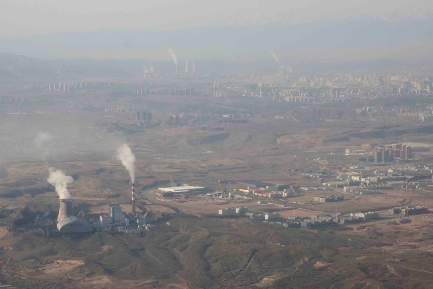 Humo y vapor salen de las torres de la planta termoeléctrica de Urumqi, en el oeste de China.&nbsp;