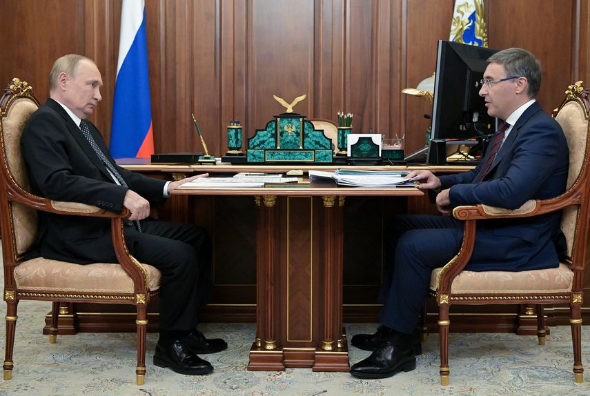 El presidente de Rusia, Vladimir Putin, se reúne con el ministro de Ciencia y Educación Superior de Rusia, Valery Falkov, en Moscú el 3 de enero de 2023.