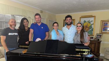 Artistas de la compañía Martí Productions, durante un ensayo del concierto De la zarzuela al bolero.