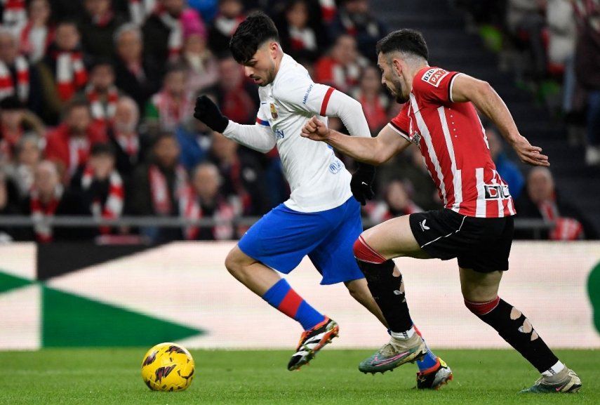 El centrocampista español del Barcelona #08 Pedri (L) es desafiado por el defensor español del Athletic de Bilbao #04 Aitor Paredes durante el partido de fútbol de la liga española entre el Athletic Club de Bilbao y el FC Barcelona en el estadio de San Mamés de Bilbao el 3 de marzo de 2024. &nbsp;