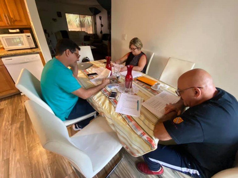Trabajo de mesa del equipo de la obra Clara y Amado.