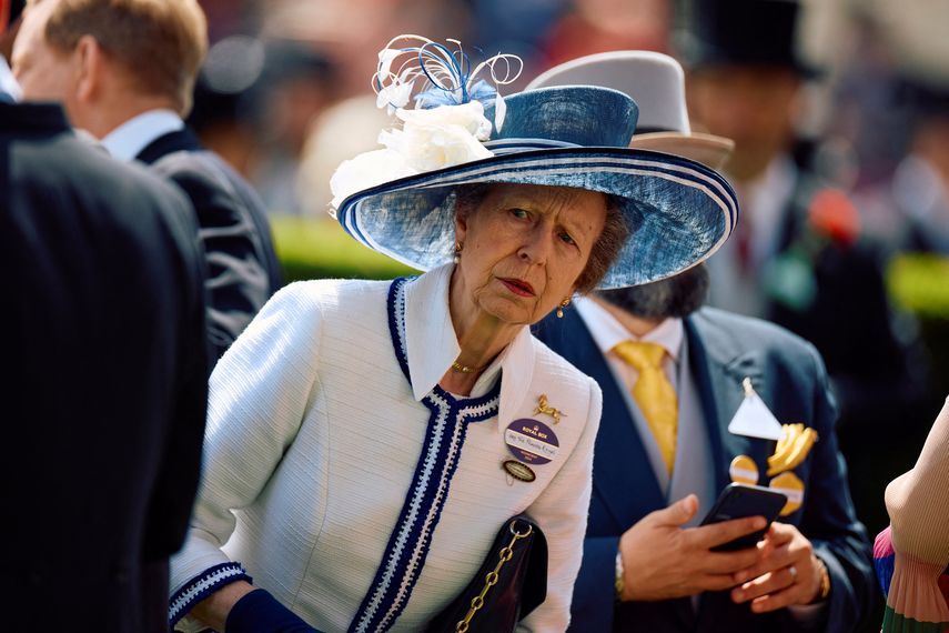 La princesa Ana de Gran Bretaña reacciona a su llegada el segundo día de la reunión de carreras de caballos Royal Ascot, en Ascot, al oeste de Londres, el 19 de junio de 2024.