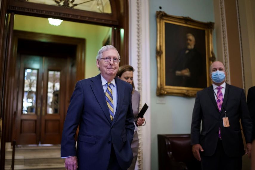 El líder de la minoría en el Senado, Mitch McConnell, abandona el recinto del Senado en el Capitolio, en Washington, el miércoles 6 de octubre de 2021.&nbsp;