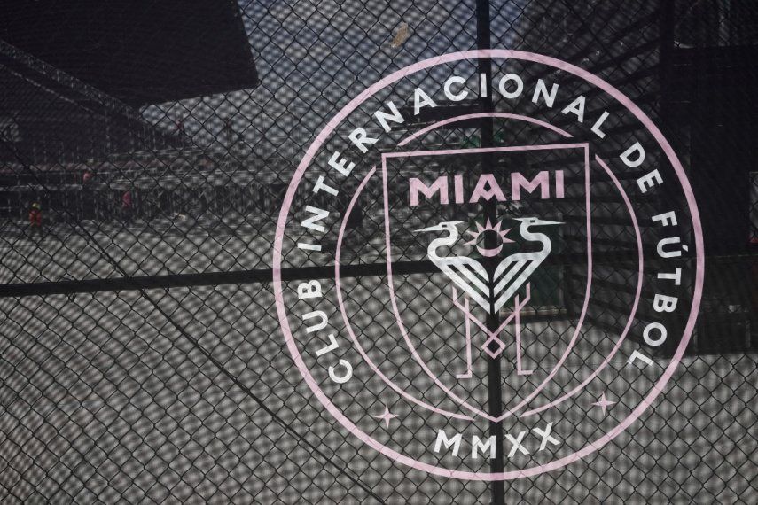 Trabajadores vistos a través de la cerca del estadio DRV Pink Stadium del Inter de Miami extienden el graderío que anteriormente era para 18.000 asistentes en Fort Lauderdale, Florida, EE.UU el 12 de julio del 2023.&nbsp;