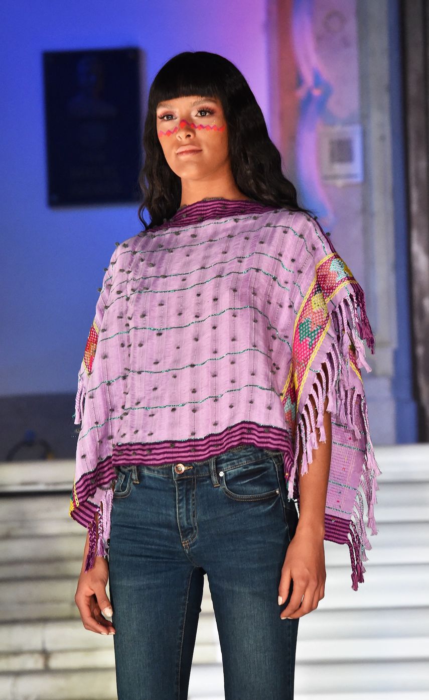 Una modelo muestra una de las piezas que se presentaron en el fashion show Original,&nbsp;en México.