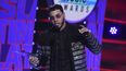 Anuel AA recibe el American Music Award al artista del a&ntilde;o, el jueves 17 de octubre en el Teatro Dolby, en Los Angeles.