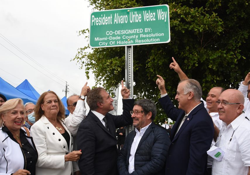 Uribe es honrado con una calle a su nombre en Hialeah
