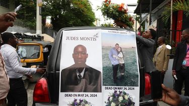 Una procesión funeraria para Jude Montis, director nacional de Missions in Haiti Inc. que fue asesinado por pandillas junto con un pareja de misioneros estadounidenses, se dirige al cementerio tras una misa en Puerto Príncipe, Haití, el 28 de mayo de 2024.