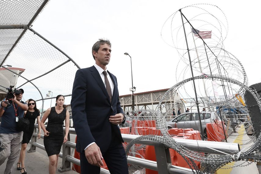 El candidato a las primarias presidenciales dem&oacute;cratas Beto ORourke camina sobre un puente internacional para cruzar hacia Ciudad Ju&aacute;rez, M&eacute;xico, el jueves 8 de agosto de 2019.