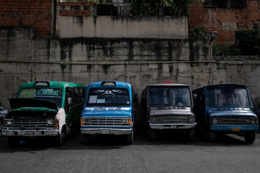 Decenas de autobuses pueden verse abandonados a la intemperie en varios puntos de la capital venezolana.