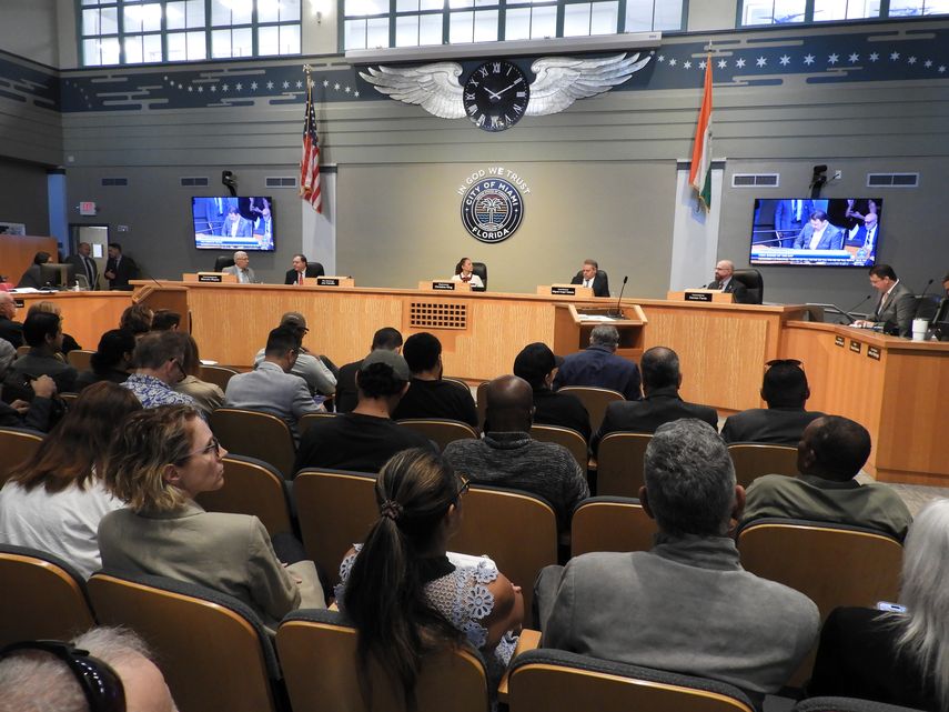 Comisión de Miami en reunión ordinaria.  