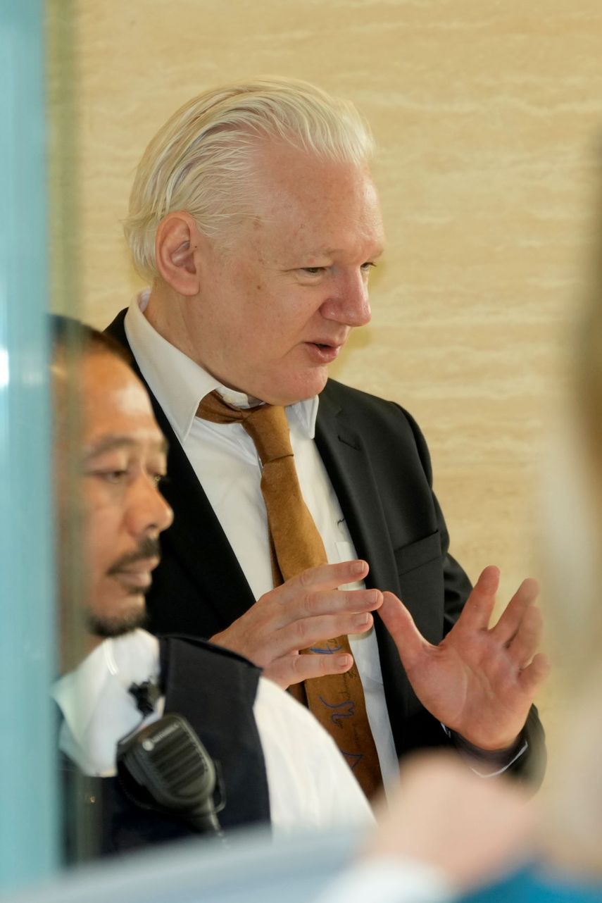 El fundador de WikiLeaks Julian Assange gesticula a su llegada a una corte federal estadounidense en las Islas Marianas del Norte el miércoles 26 de junio de 2024.