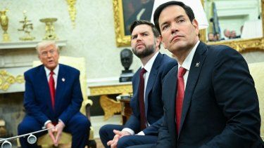 El presidente estadounidense Donald Trump, el vicepresidente J. D. Vance y el secretario de Estado Marco Rubio (der.) observan durante una reunión con el primer ministro israelí, Benjamin Netanyahu, en la Oficina Oval de la Casa Blanca en Washington, D. C., el 7 de abril de 2025.&nbsp;