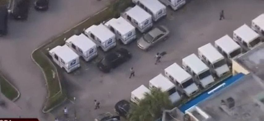 El escuadrón de bombas de la Policía de Miami-Dade se encontraba en la escena localizada en la calle 71 y Carlyle.