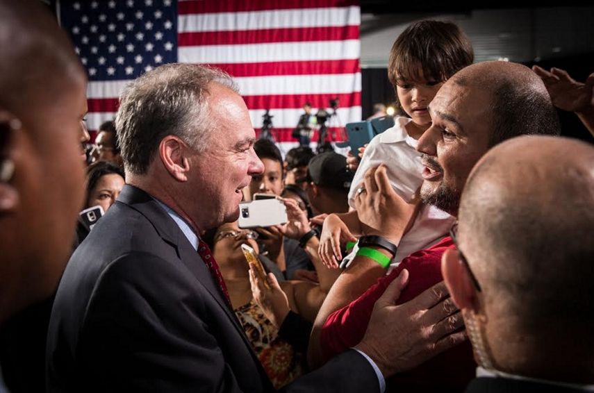 El senador Tim Kaine, candidato demócrata a la vicepresidencia de los EEUU, saluda a un grupo de seguidores que estuvo presente durante su discurso en español en Arizona este 3 de noviembre de 2016.
