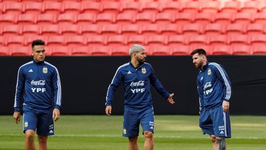Tanto el año pasado en San Petersburgo como ahora en Porto Alegre,&nbsp;la aplastante presión que se cierne sobre la Albiceleste era y es evitar el fracaso histórico&nbsp;que representa caer eliminada a las primeras de cambio de un gran torneo.