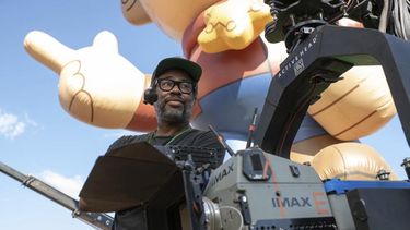 En esta imagen difundida por Universal Pictures, el guionista y director Jordan Peele en el set de Nope.