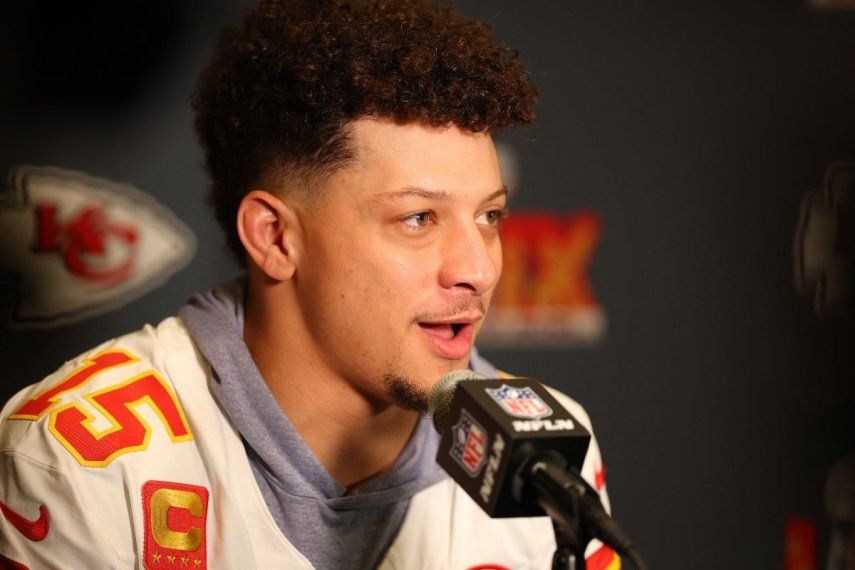 El mariscal de campo de los Chiefs de Kansas City, Patrick Mahomes, habla durante una rueda de prensa previa al Super Bowl LIX, el 6 de febrero de 2025.