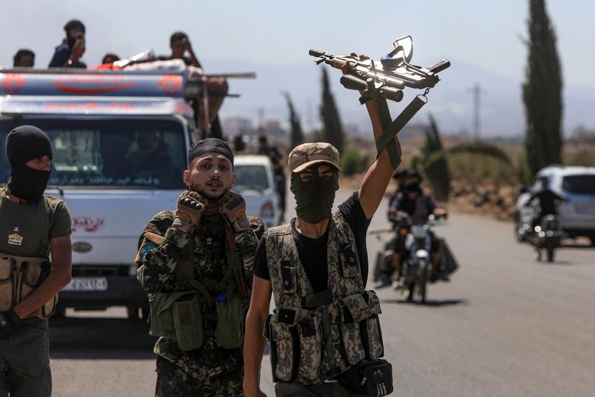 Combatientes de tribus beduinas se reúnen en la aldea de al-Mazraa, en la gobernación de Sweida, en el sur de Siria, mientras continúan los enfrentamientos con hombres armados drusos el 18 de julio de 2025.
