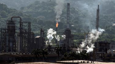 Vista de una planta de refinación petrolera de la estatal Petróleos de Venezuela (PDVSA) en Puerto La Cruz, estado de Anzoátegui, Venezuela, el 4 de noviembre de 2021.  
