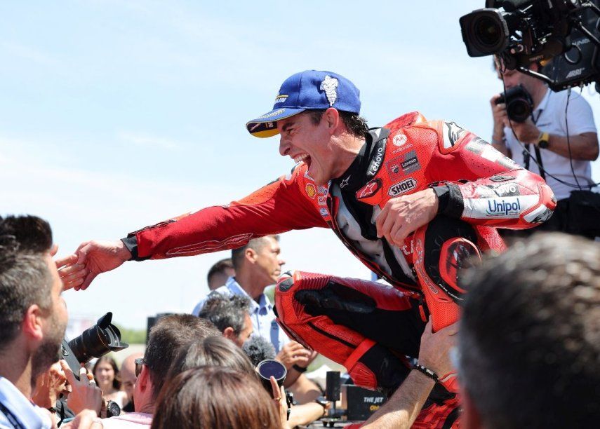 Marc Márquez, del equipo Ducati Lenovo Team, celebra en el podio su victoria en la carrera sprint del Gran Premio de Aragón de Moto GP en el circuito de Motorland en Alcañiz, noreste de España, el 7 de junio de 2025.