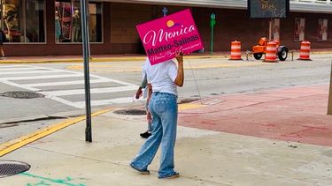 Voluntarios apoyan la campaña de la ganadora Mónica Matteo-Salinas durante la elección municipal en el City Hall de Miami Beach.