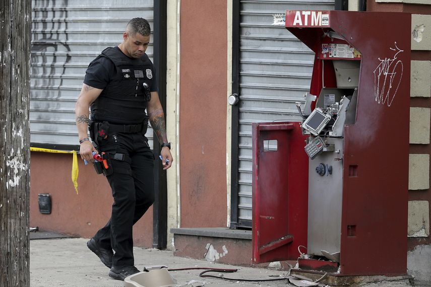 Un miembro del escuadr&oacute;n antibombas de Filadelfia revisa el sitio donde un cajero autom&aacute;tico explot&oacute;, el martes 2 de junio de 2020.